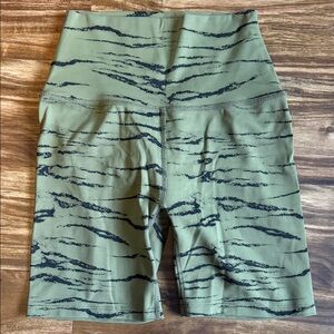 BEYOND YOGA High-Waist Olive Green Active Bike Shorts Size Small
